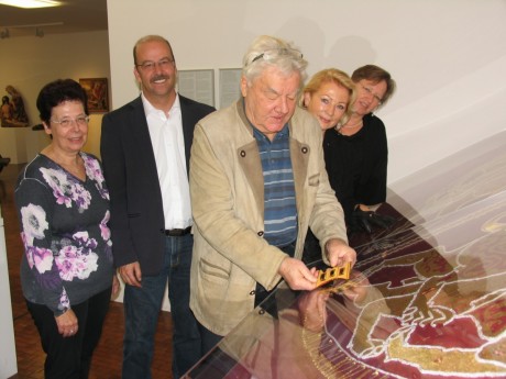 Dr. Monika Boosen (Museumsleiterin), Alexander Groll (Leiter Stauferfestival), Hans Vetter (Goldschmied), Gundi Mertens (Stellvertretende Vorsitzende des Staufersaga-Vereins) und Ute Bundschuh (Gewandmeisterei).