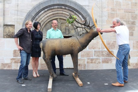 Manfred Kübler (Organisator Holzbogenturnier), Carmen Bäuml und Alexander Groll (Leitung Stauferfestival) und Marcel Egerter.